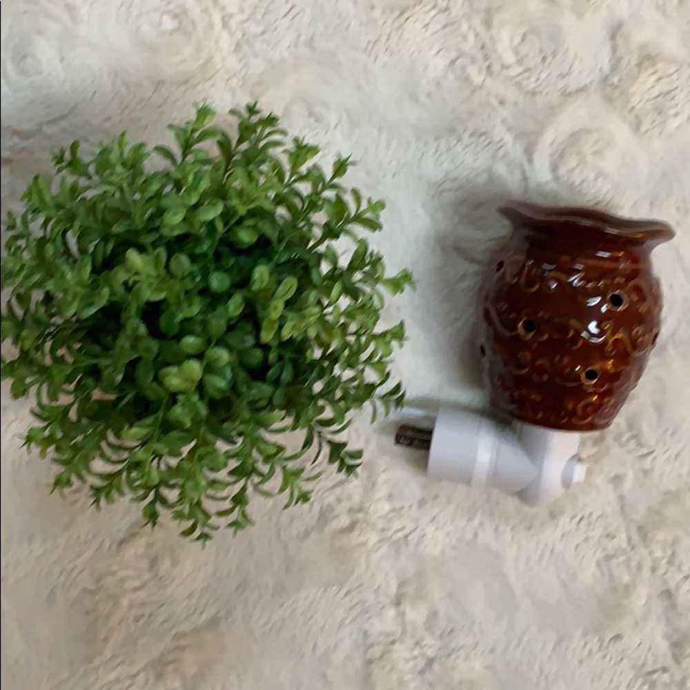 Scentsy Wall Plug In - Picture 2 of 4